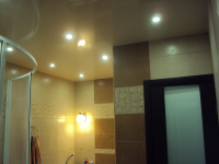 потолок в ванной с точечными светильниками
