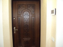 Входная дверь с орнаментом